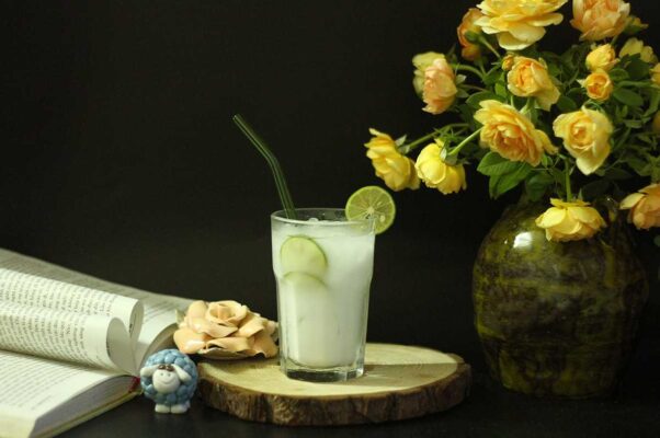 7. Pha Bột Sắn Dây Với Nước Ép Trái Cây Một cách thưởng thức bột sắn dây đầy sáng tạo là kết hợp với nước ép trái cây. Hòa 2-3 muỗng bột sắn dây với 200ml nước ép tươi, khuấy đều và để lạnh hoặc thêm đá cho dễ uống.