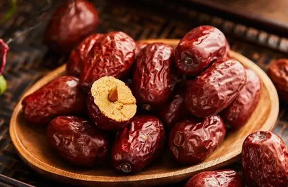 Điểm khác biệt giữa táo đỏ khô và táo đen khô