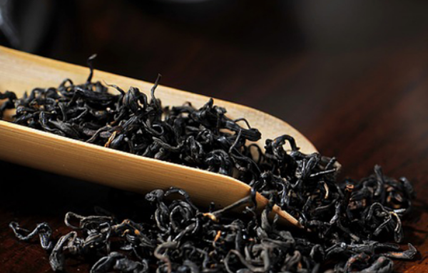 Cách sử dụng nước trà để ngăn tóc bạc