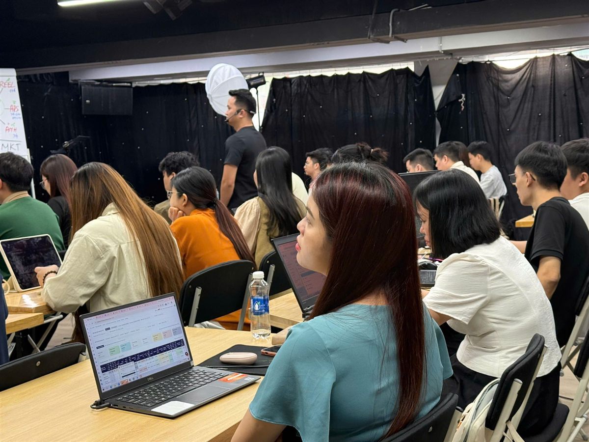 Nhân viên phòng marketing thực hành cùng trợ lý AI trên máy tính