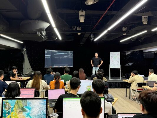 Phúc BANI đứng lớp hướng dẫn phòng marketing ứng dụng AI