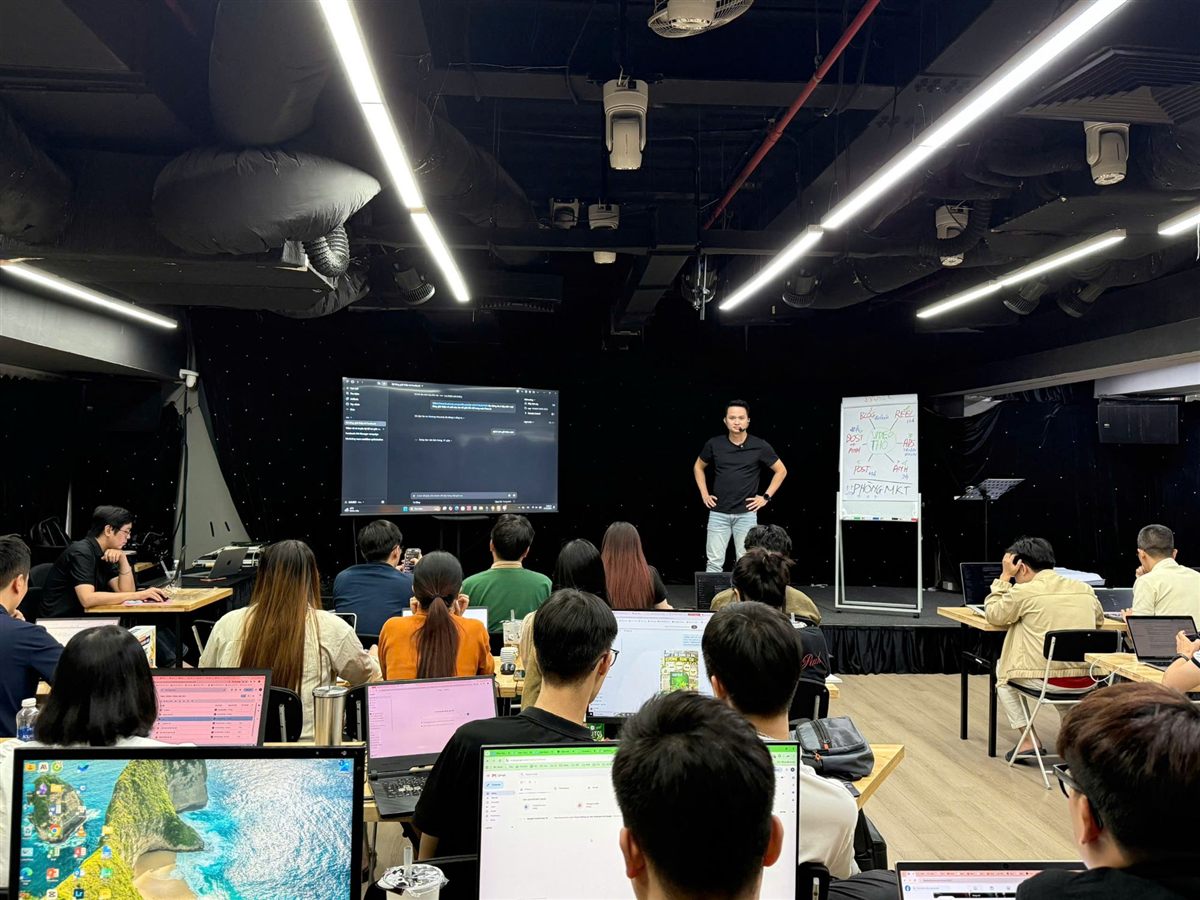 Phúc BANI đứng lớp hướng dẫn phòng marketing ứng dụng AI